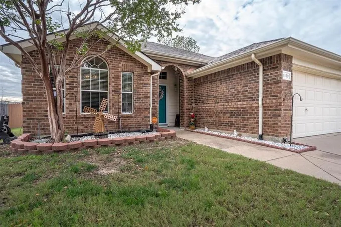 1129 Sweetwater Dr, Burleson, TX 76028 for Sale