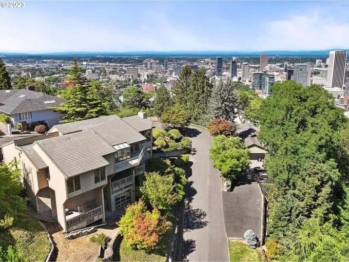 1010 SW MYRTLE DR, Portland OR 97201 for Sale