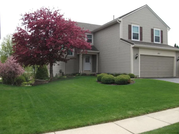 1211 North Lancaster Circle, South Elgin, IL 60177 for Sale