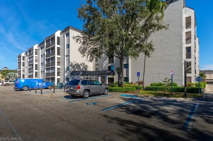 2121 Collier Ave #305, Fort Myers, FL 33901 - MLS 223089658 for Sale