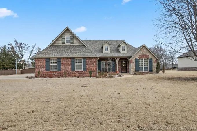 4 WOODCREEK LN, Pryor, OK 74361 Single Family Residence For Sale  MLS# 2404524