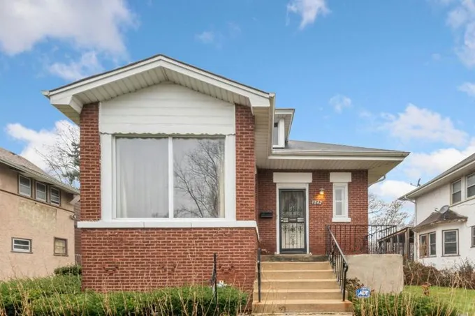 9842 S WINSTON AVE, Chicago, IL 60643 Single Family Residence For Sale  MLS# 11944552