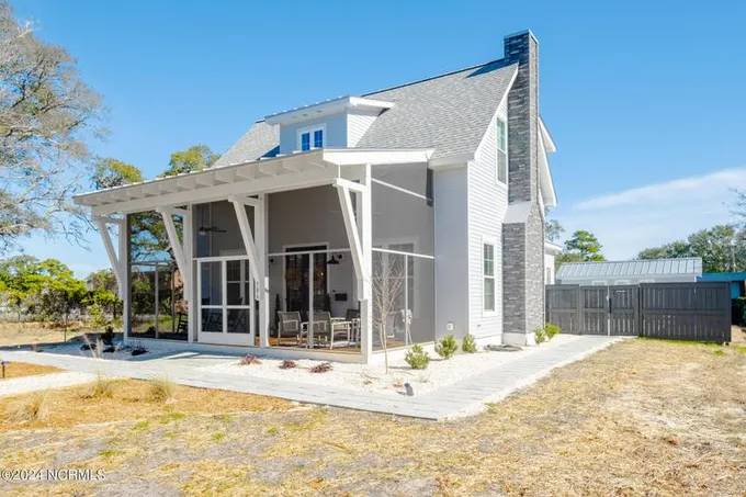 706 North Caswell Avenue, Southport, NC 28461 for Sale
