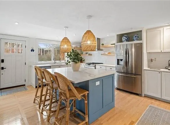 39 Bateman Ave - Newport, RI 02840 - Home For Rent