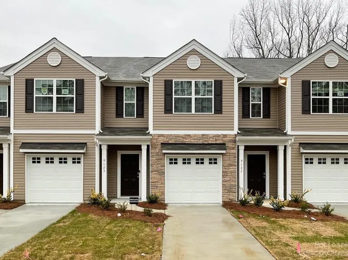 9123 Lowfalls Lane, Charlotte, NC 28216 - MLS 4102798 for Rent