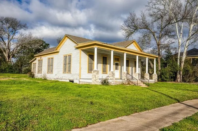 307 Ross St, Brenham, TX 77833 - MLS 96572427 for Sale