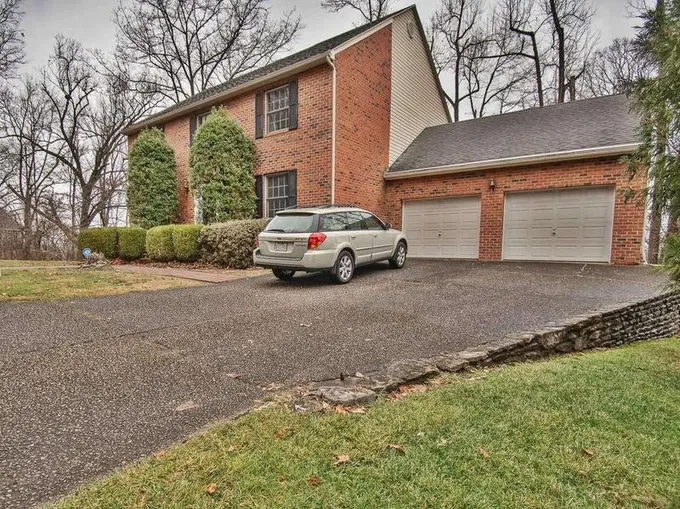 12 Sutherland Road, Huntington, WV 25705  620960008 for Sale