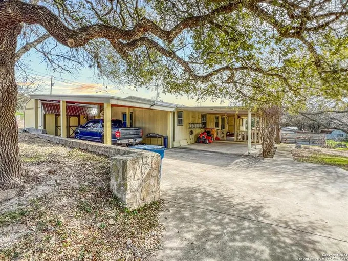 115 Candlelite Dr, ingram, TX 78025 for Sale