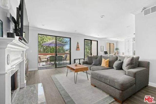 11322 Camarillo 102, North Hollywood CA 91602 for Sale