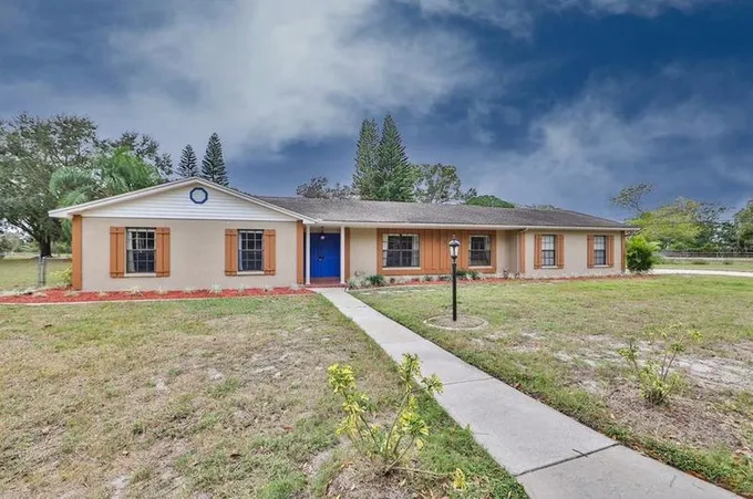 920 Lakeview Dr, Wimauma, FL 33598 - MLS A4592705 for Sale