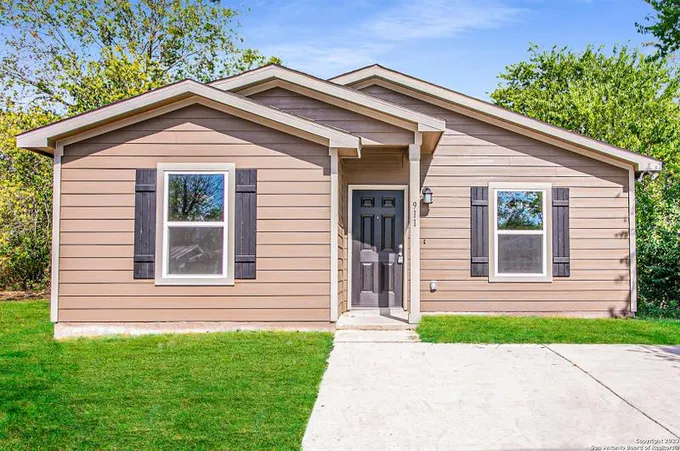 911 Liberty Avenue, Seguin, TX 78155 for Sale