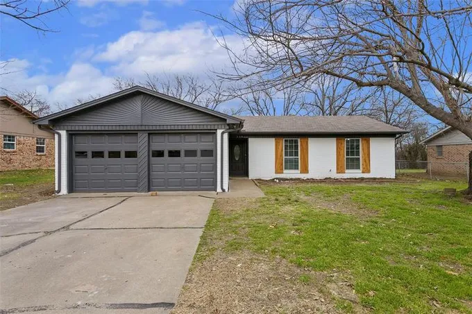 556 NW Douglas St, Burleson, TX 76028 for Sale