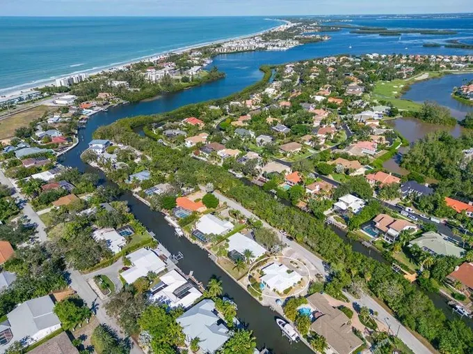 690 Longview Dr, Longboat Key, FL 34228 - MLS A4586141 for Sale