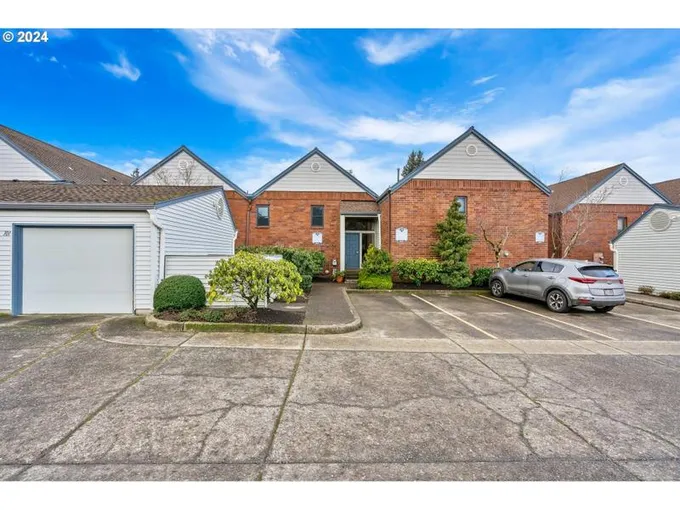 14819 NE SACRAMENTO ST 102, Portland OR 97230 for Sale