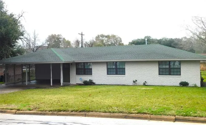 407 Atlow Dr, Brenham, TX 77833 for Sale