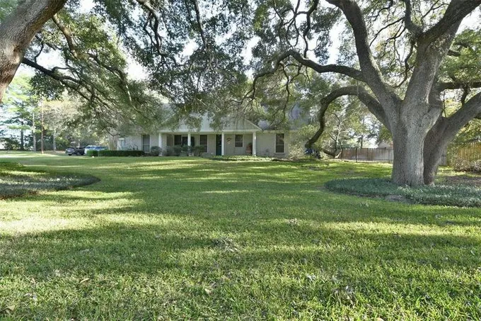 101 Oak Hill Dr, Brenham, TX 77833 for Sale