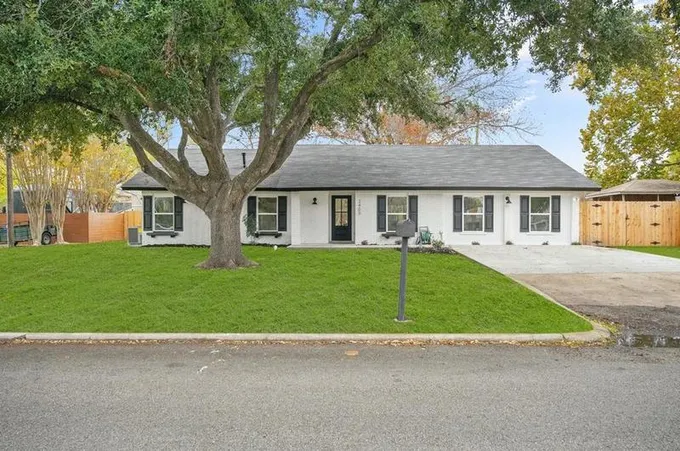 2403 Smith Ave, Taylor, TX 76574 - MLS 4903007 for Sale
