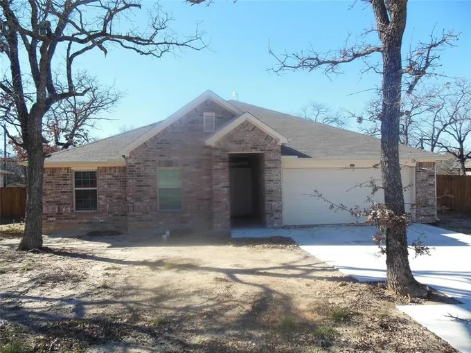 205 Shady Oaks Dr, Runaway Bay, TX 76426 for Sale