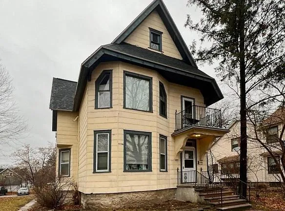 526 S Webster Ave - Green Bay, WI 54301 - Home For Rent