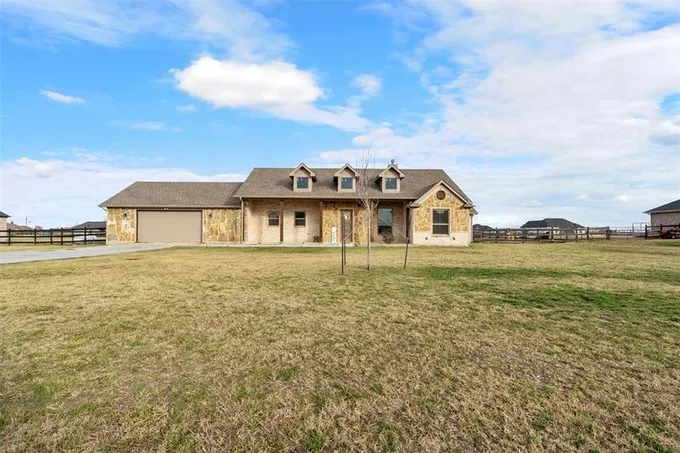6028 Berry Ridge Ln, Joshua, TX 76058 for Sale