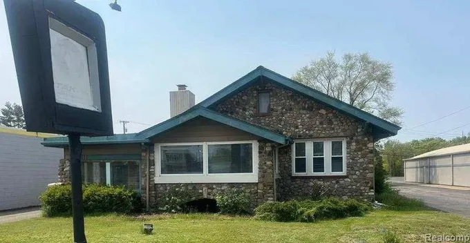 4431 Dixie, Waterford Township, MI 48329 - MLS 20230039575 for Sale