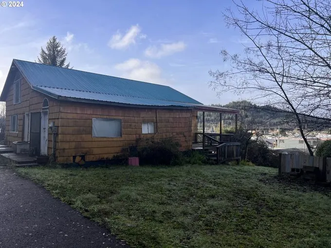 720 ELM AVE, Reedsport OR 97467 for Sale