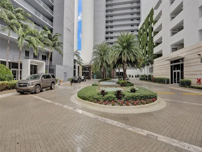 16385 Biscayne Boulevard, Unit 403, North Miami Beach, FL 33160 for Sale