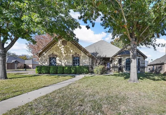 2101 Stonegate Boulevard, Bridgeport, TX 76426 for Sale