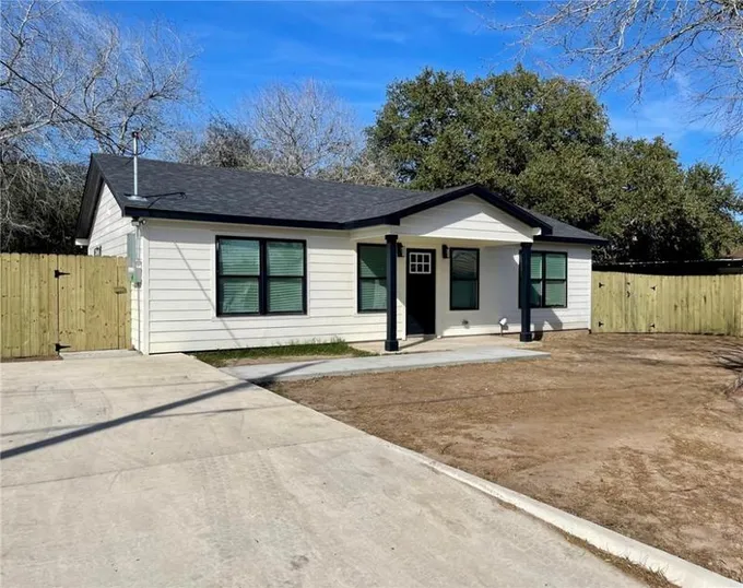 1400 West Crockett Street, Beeville, TX 78102 for Sale