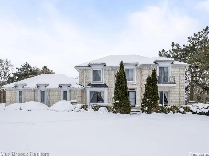 4465 Strathdale Ln, West Bloomfield Twp, MI 48323 - MLS 20240003266 for Sale