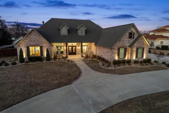 192 Country Club Dr, Mount Pleasant, TX 75455 for Sale
