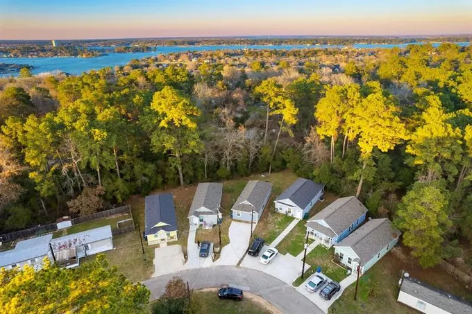 233 Ridgeside, Montgomery, TX 77316 for Sale