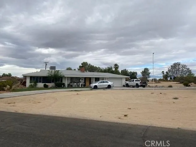 19117 Tecumseh Rd, Apple Valley, CA 92307 - MLS HD23148689 for Sale