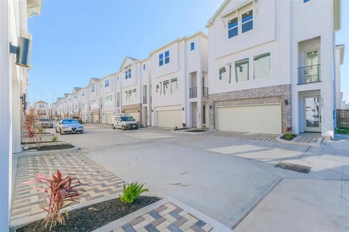 8322 Brecha Ln, Houston, TX 77055 for Sale