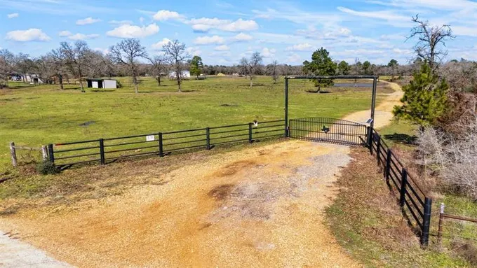 170 Cricket Hollow Ln S, Smithville, TX 78957 for Sale
