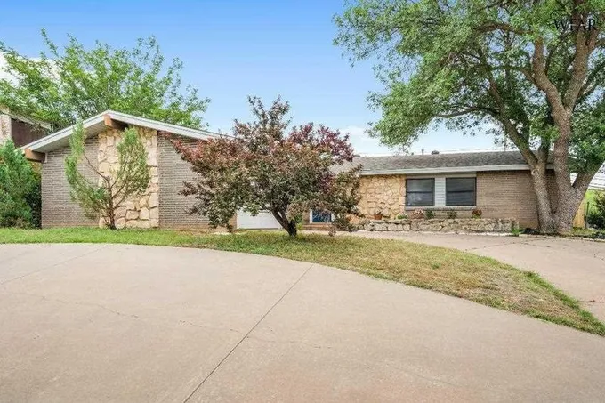 7 Rockcliff Circle, Wichita Falls, TX 76309 for Sale