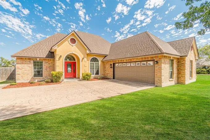 2240 Hunters Way, Seguin, TX 78155 for Sale