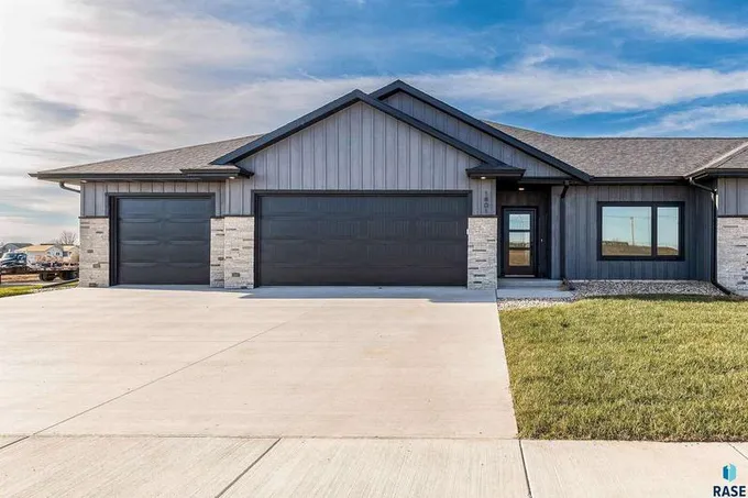1801 N Cavalier Ave, Sioux Falls, SD 57107  610858089 for Sale