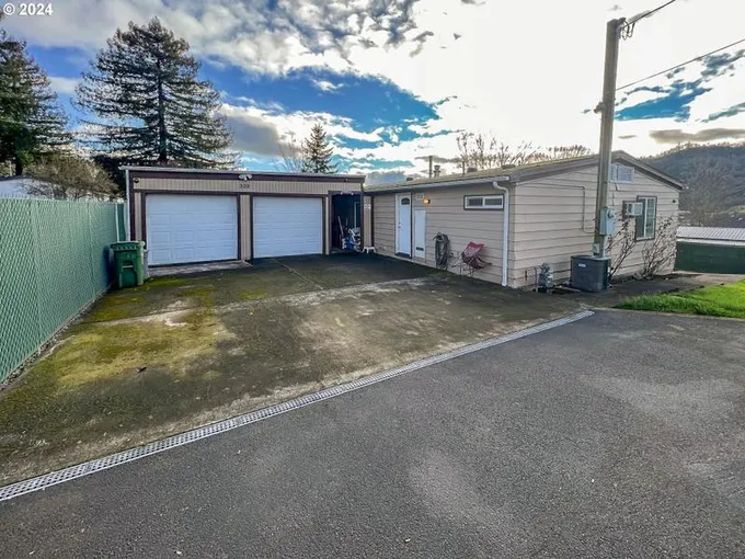 323 PLEASANT AVE, Roseburg OR 97470 for Sale