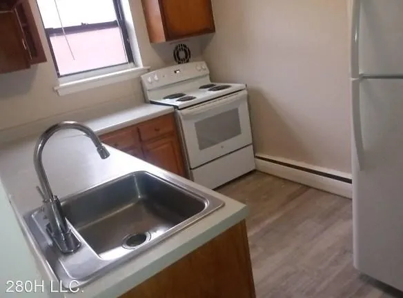 48 Evergreen Ave - Hartford, CT 06105 - Home For Rent