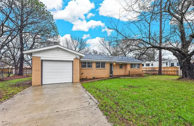 1012 Red Bud Dr, Azle, TX 76020 for Sale