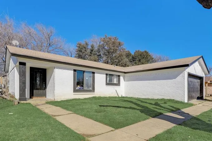1421 Roanoke St, Arlington, TX 76014 for Sale