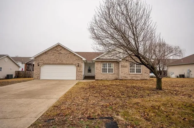 1275 Britney Dr, Lebanon, MO 65536 - MLS 24005114 for Sale