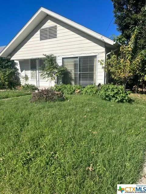 401 NELSON ST, Yoakum, TX 77995 Single Family Residence For Sale  MLS# 528795