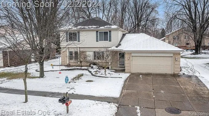 6896 Emerald Shores Dr, Troy, MI 48085 - MLS 20240006039 for Sale