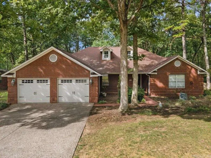 122 Hillcrest Dr, Russellville, AR 72802  623863988 for Sale
