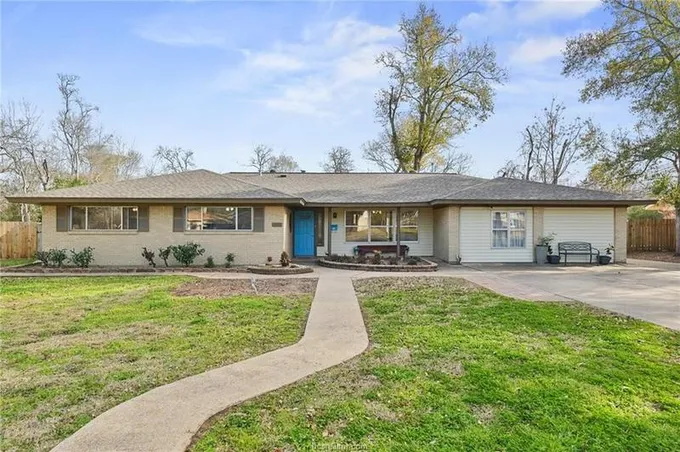 212 Redmond Drive, College Station, TX 77840 for Sale