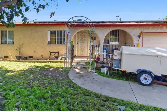 8425 Lennox Ave, Panorama City, CA 91402 - MLS SR24016495 for Sale