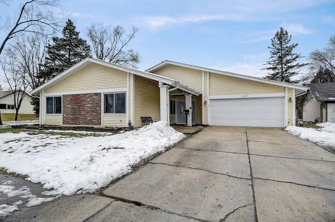 1117 Arlington Ct, Hanover Park, IL 60133 - MLS 11962587 for Sale