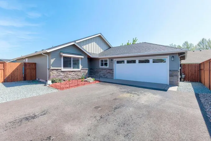 1547 Raydean Drive, Grants Pass OR 97527 for Sale